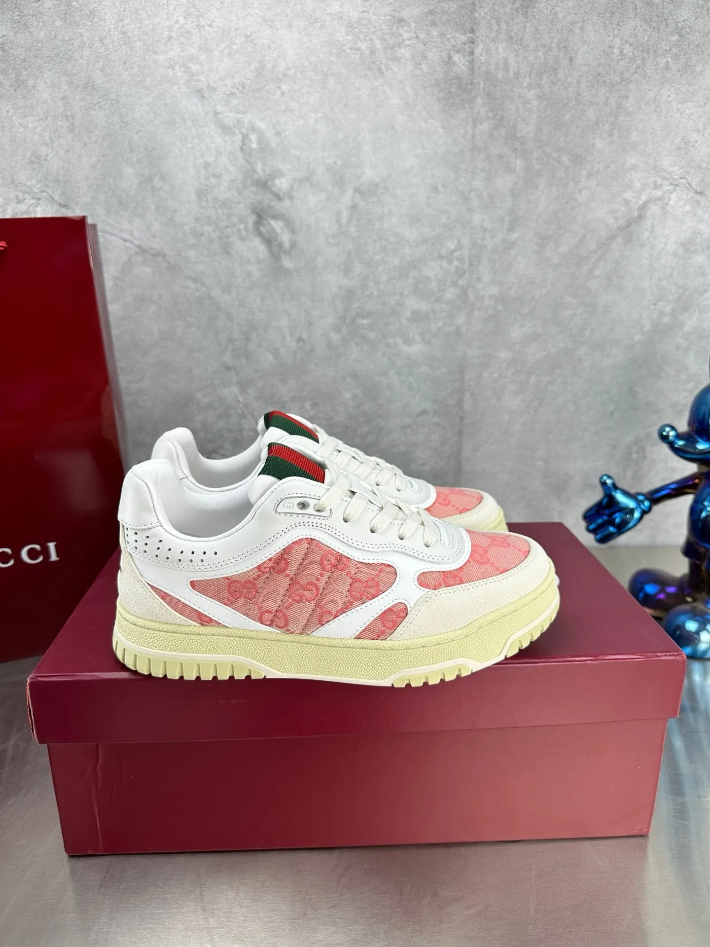 Factory price: 640💰The top version of Gucci Gucci's latest hot-selling couple's sneaker series is shipped. The original version is purchased, developed and manufactured. This high-low top sneaker adopts a basketball-style silhouette design, cleverly incorporating hollow panels and distressed effects, showing its unique ingenuity. The ingenuity incorporates brand logo details such as interlocking Double G styling accessories and Gucci lettering, a low-key tribute to the brand's design heritage. Exquisite packaging at the delivery counter 🛍📦 ▪️ Fabric: Original customized imported first-layer cowhide ▪️ Inner lining: Imported first-layer cowhide ▪️ Sole: Original molded TPU sole ▪️ Sole thickness: 3cm ▪️ Size: Women's 35-41 Men's 38-45 (Female 41, Men 38 45 customized) ▪️ p